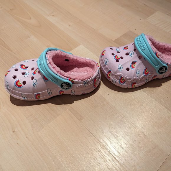 Adorable Pink Crocs for Kids with Rainbow Accents - Size 7 - Picture 2 of 4